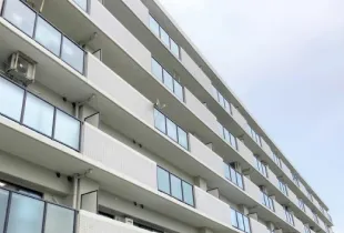 寮の外観と青空（即日入寮可能をイメージ）