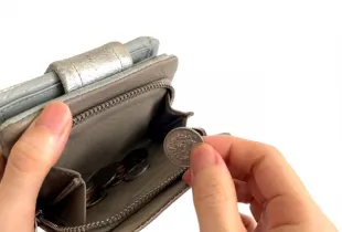 財布を開く手元（費用ゼロの支援をイメージ）