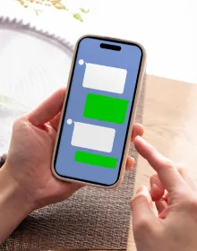 スマートフォンで応募フォームを入力している様子