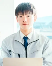 スーツ姿で面談を受ける男性