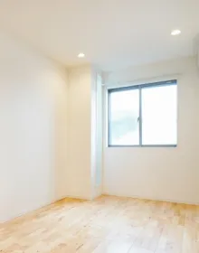 明るく清潔な寮の部屋の写真