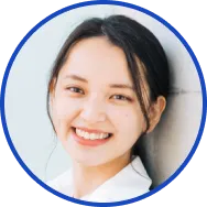やさしく微笑む女性