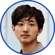 余裕のある表情の男性